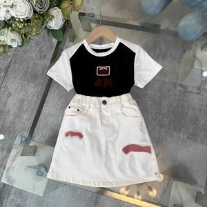 Brand Girls Habillez Summer Baby Tracksuit Kids Designer Clothes Taille 110-160 cm Contraste Patchwork T-shirt et Logo en peluche Jupe courte 24mai