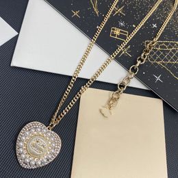 Marca de alta calidad Collares de diseño Carta de cristal Colgantes Corazón Perla Colgante Hombres Mujeres Chapado en oro Gargantilla de cobre Collar Cadena Moda Je