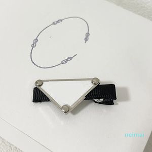 Marca Triángulo invertido Logo Clip para el cabello Diseñador de moda Horquilla Estrellas europeas y americanas Regalos para la cabeza