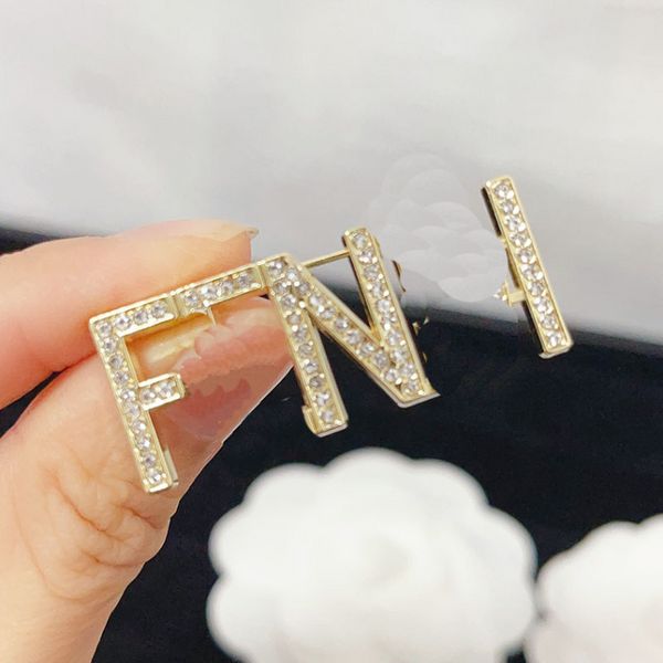 Marque Bijoux Broches Fête De Mariage Vintage Diamant Lettre Broche Or 18k Épinglettes Femmes Hommes Badge Broche Romantique Marque Europe Accessoire Broches