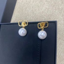 Joyería de marca Pendientes de perlas de gota clásicos Pendientes colgantes de oro Diseñador para mujer Moda Letra V Mans Stud Ears Girls Ear Studs Regalo de fiesta de bodas