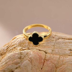 Brand Jewelry Original High Version V Golden Van Lucky Clover Ring Real Gold Gold Electroplated FaDing Female Titanium Steel