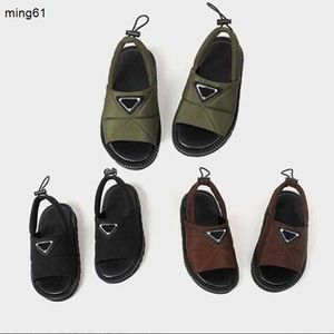 Marca Niños Diseñador Sandalias Niños Niñas Productos de verano Tamaño 26-35 Zapatos para niños Letra para niños Impreso con insignia Sandalia Regalo de moda