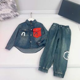 Marken-Designer-Trainingsanzüge für Kinder, Herbst-Sets für Kinder, Größe 100–160 cm, 2 Stück, mehrfarbige Jeansjacke mit Taschendekoration und Jeans mit elastischer Taille, 11. August