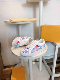 Marque enfants Petites chaussures blanches Baskets bébé à imprimé floral coloré Taille 26-35 Y compris les boîtes Plusieurs styles filles garçons chaussures Jan20