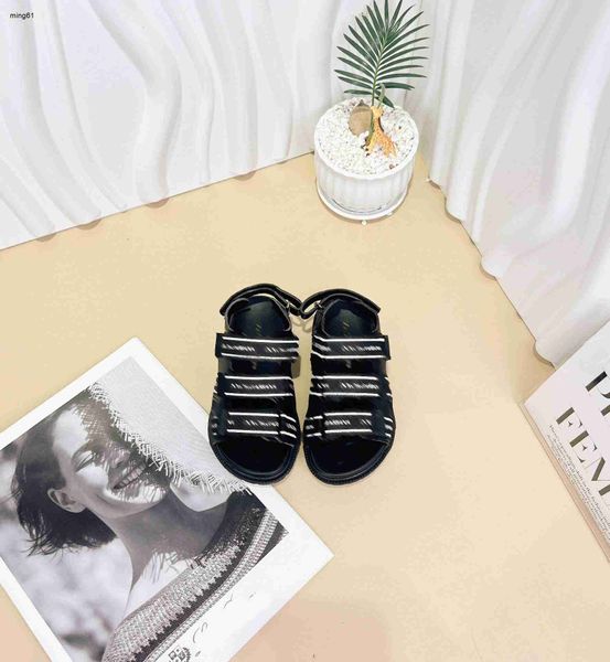 Marque Kids Sandals Letter Ribbon Chaussures Baby Cost Taille du prix 21-35, y compris Box Summer Quality Child Child Slippers 24MA