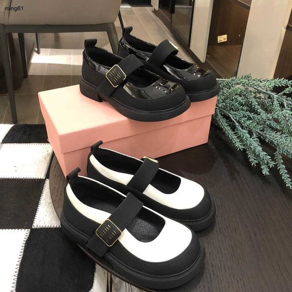 Brand Kids Chaussures Black and White Splicing Design Girls Sneakers Princess Shoe Taille 26-35 Y compris la boîte à chaussures Designer Baby Flat Shoes 24mai