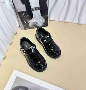 Merk kinderen sneakers glanzende patentleer baby casual schoenen maat 26-35 hoogwaardige merkverpakking metaal logo meisjesjongens designer schoenen 24 mei
