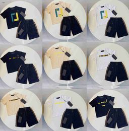 Merk kinder T-shirts zomer jongens meisjes trainingspakken Maat 100-150 baby korte mouwen en Grid letter gedrukt shorts Jan20