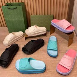merk dames beroemde slippers rubberen sandalen verhoogd dikke zool mode grote letters buiten slippers01