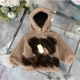 Abrigo de pelo de cordero de marca para niños, chaqueta con capucha con estampado de oso y muñeca, tamaño 100-160 CM, moda de otoño para bebé, prendas de vestir cálidas Sep15