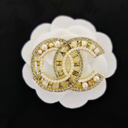 Broche con letras de marca, broches de diseñador, broches de perlas huecas para mujer, Pin para traje, accesorios de joyería, regalo