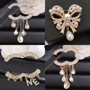 Merk Letter Broche Pin Dames Heren Broches Pins Luxe Kristal Parel 18K Verguld Zilver Designer Sieraden Pak Reversspeld Borstspeld Mode-sieraden Accessoires