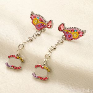 Pendientes colgantes con letras de marca, joyería de diseñador de mariposa, pendiente de diamante de colores, regalo para amantes del compromiso