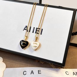 Marque Lettre Pendentif Coeur Conçu pour Les Femmes Longue Chaîne Plaqué Or Collier Designer Bijoux Exquis Accessoires Couple Cadeaux Sans 2024 007