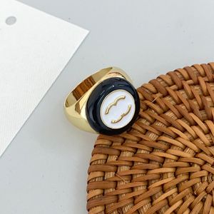 Anneau de lettre de marque Gold plaqué en cuivre en cuivre Fashion créateur de mode Crystal Perle Anneau pour les cadeaux de bijoux de mariage One Taille: 8