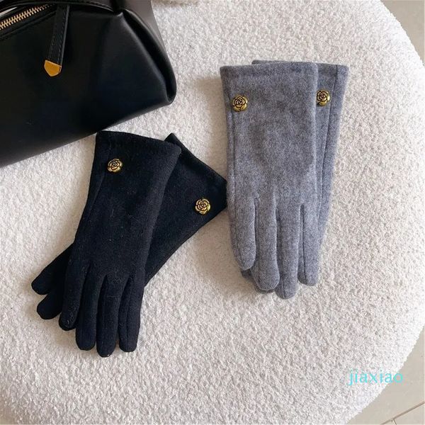 Cartas de marca Guantes Diseñador para mujeres Moda de invierno Guantes para hombre Flor Felpa Ciclismo A prueba de viento Pantalla táctil Mitones Deporte al aire libre Gorro cálido