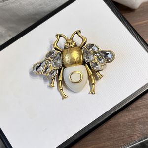 Merklogo Diamond Broches Pins Designer 18K Gold Broche Insect Gift Pins Hoge kwaliteit koperen sieraden niet vervagen