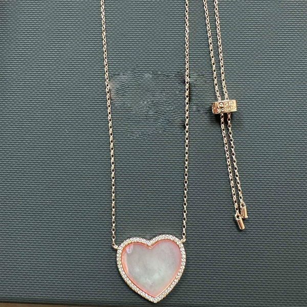 Marque Love A Heart Designer Pendants Colliers Womens charme Pearl Elegant Pink Hearts Diamond Goth Book Moissanite Chain Starter Collier Party Bijoux S
