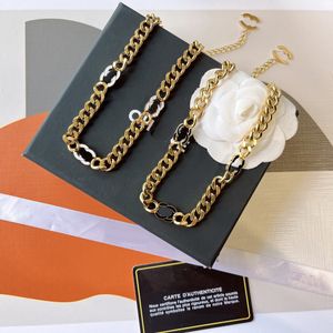Marken-Liebesschmuck-Anhänger-Halskette, entworfen für Frauen, goldene Halskette, modisches Logo, schwarze Halskette, Frühlingsschmuck, Geschenk, lange Kette, Damen-Liebeskette mit Box