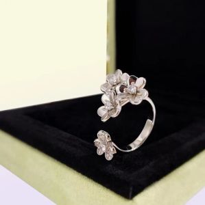 Marque de luxe Clover Designer anneaux pour les femmes en diamant blanc cristal 18k rose or sweet 3 feuilles fleurs amour coeur nail anneau bijoux7186476