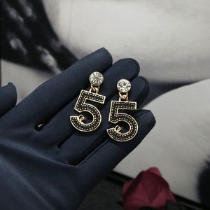 Merk luxe letters Designer Stud -oorbellen voor vrouwen 18K GOUD RETRO VINTAGE NUMMER 5 CHARM OORRUP OORRINGEN OORRAVINGEN SIERRY BLING CRYSTAL DIAMOND