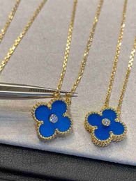 Ciondolo trifoglio di marca di lusso in edizione limitata da donna in oro 18 carati con pietra blu diamante cristallo elegante collana girocollo gioielli J6KE HFRB 1LDU