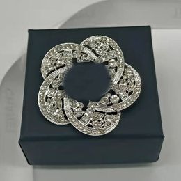 Marque Luxurys Design Diamond Brooch Femmes Crystal Rignestone Flower Letters Brooches Suit Pin Pin de mode Bijoux Vêtements Décoration de haute qualité ACCESSOIRES