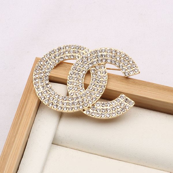 Marca Luxurys Design Diamond Broche Mujeres Crystal Rhinestone Letters Suit Pin Joyería de moda Ropa Decoración Accesorios de alta calidad