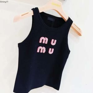 Merk mivmiv top dames kleding t shirt miui ontwerper vrouwen sexy halter tops party crop y2k top geborduurde tanktop lente zomer backl 6580