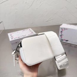 Merknaam tas dames koerierstas kleine tas schoudertas designer portemonnee sleutelhanger tas verstelbare schouderriem met twee soorten schouderbanden voor gemakkelijke toegang.