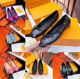 Merknaam modeschoenen boog ballet schoenen lente en herfst 100% lederen letters mode zwart platte bodem schoenen dames rond teen lederen loafers plus