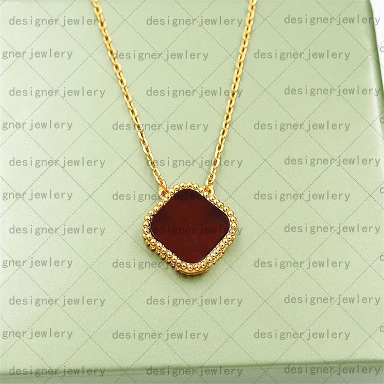 Collier rouge d'or