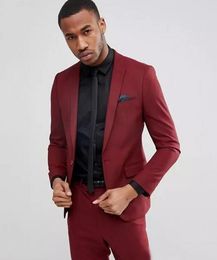 Brand New Burgundy Groom Tuxedos Peak Lapel Slim Fit Hombres Wedding Tuxedo Moda Hombres Chaqueta Blazer Hombres Prom Dinner / Darty Suit Jacket Pants Tie 652