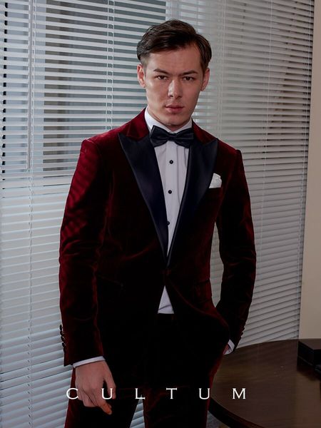 Brand New Burgundy Velvet Men Wedding Tuxedos Peak Lapel Groom Tuxedos Fashion One Button Men Blazer Traje de 2 piezas Prom / Dinner Jacket por encargo (chaqueta + pantalones + corbata) 2673