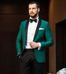 Brand New Green Groom Tuxedos Black Shawl Lapel Slim Fit Hombres Wedding Tuxedo Moda Hombres Chaqueta Blazer Hombres Prom Cena / Darty Traje Chaqueta Pantalones Corbata