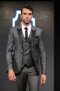 Brand New Grey Groom Tuxedos Peak Revers Groomsmen Hommes Robe De Mariée Populaire Homme Veste Blazer 3 Pièces Costume (Veste + Pantalon + Gilet + Cravate) 905
