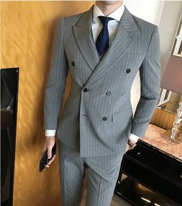 Brand New Gray Stripe Groom Tuxedos con doble botonadura Padrino de boda Traje de 3 piezas Moda Hombre Chaqueta de negocios Blazer (Chaqueta + Pantalones + Corbata + Chaleco) 1