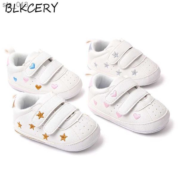 Nuevos zapatos casuales para bebés y niñas, lindas estrellas antideslizantes, suela de goma, zapatillas de cuero, calzado para niños recién nacidos, regalos de 1 año L230518