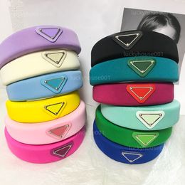 Nouveaux bijoux de lettre P pour les bandeaux de créateurs féminins pour les femmes, bandes de cheveux de yoga lettres de triangle inversé accessoires de mode bandeaux anti-dérapants cadeaux de fête