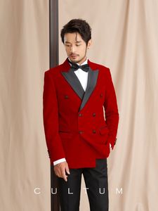 Gloednieuwe Rode Fluwelen Bruiloft Tuxedos Zwart Piek Revers Side Vent Bruidegom Tuxedos Mode Mannen Blazer 2 Stuk Suit Prom / Diner Jas Custom Made (jas + Broek + Tie) 2667