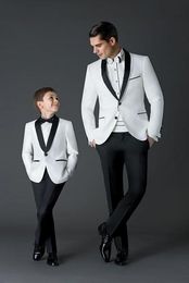 Gloednieuwe Wit Heren Bruiloft Tuxedos Hoge Kwaliteit Bruidegom Tuxedos Zwart Sjaal Revers One Button Mannen Blazer 2 Stuk Suit (jas + Broek + Tie + Gordel)