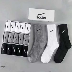 marque nocta chaussettes pour femmes classiques noirs, crochets de crochet blanc sockes de couleur unie 5 paires / boîte de football de basket-ball nocta sports s 4262