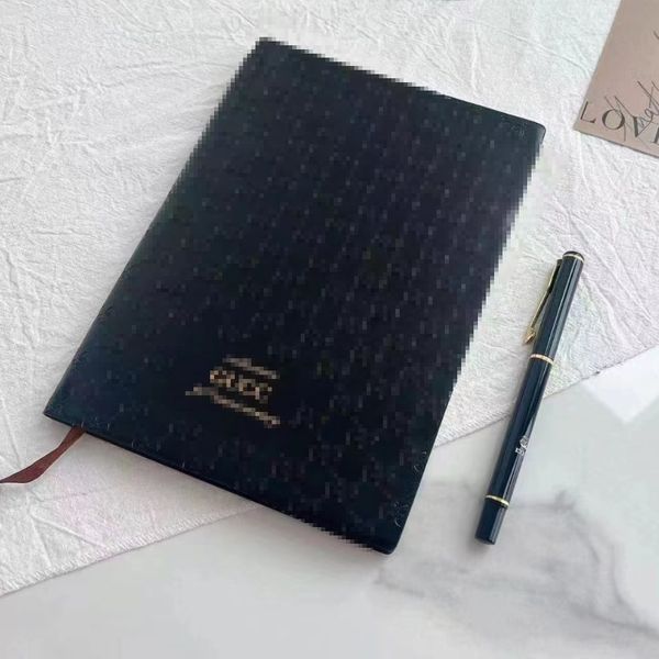 Notepads de marca Conjunto de bolígrafo con logotipo de estampado caliente de tapa dura negra Valor estético alto Soft Copybook