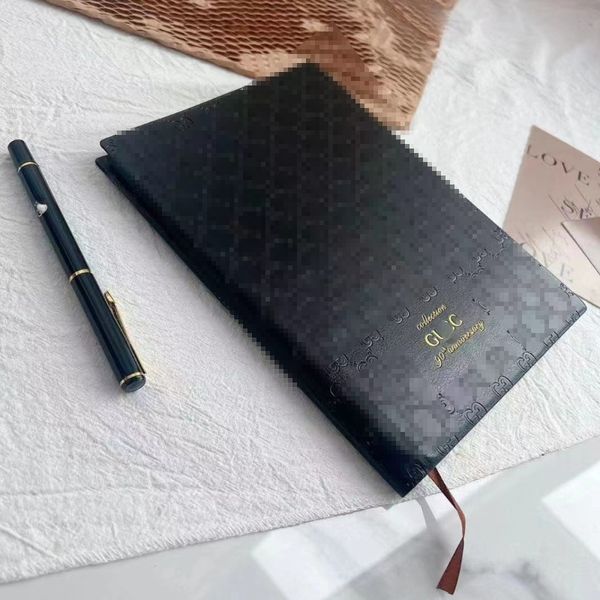 Notepads de marca Conjunto de bolígrafo con logotipo de estampado caliente de tapa dura negra Valor estético alto Soft Copybook