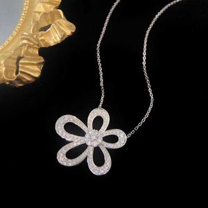 Merk originaliteit van klaver zonnebloem ketting dames volledige diamant grote bloem camellia hanger met lichte luxe kraag ketens sieraden