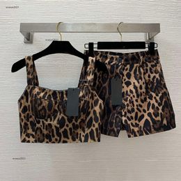 Pantalones de marca Juego de mujeres Tubo de diseño de dos piezas Top Top Top Fashion Fashions Leopard Shorts con patas anchas de cintura alta.