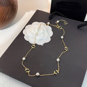 Marca Collares pendientes de perlas Collares de diseño de lujo Colgante Gargantilla Cadena de amor Mujeres Chapado en acero inoxidable Letra Accesorios de joyería ajustable
