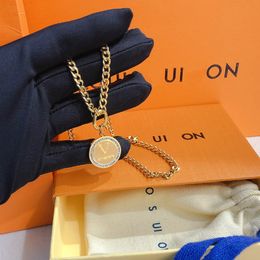 Colliers pendentifs de marque Collier plaqué d'or chaud bijoux de créateurs longs conception de chaînes de conception pour les femmes