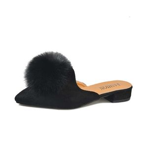 Marque Pompon Mules Chaussures Femme Tongs Fourrure Boule Pantoufles Femmes Bout Pointu Mules Sandales Diapositives Plates Hiver Moelleux Fourrure Chaussures H0914